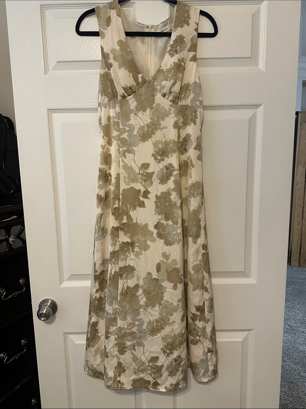 Mod Ref Cream and Taupe Floral Sleeveless V-Neck Midi Dress